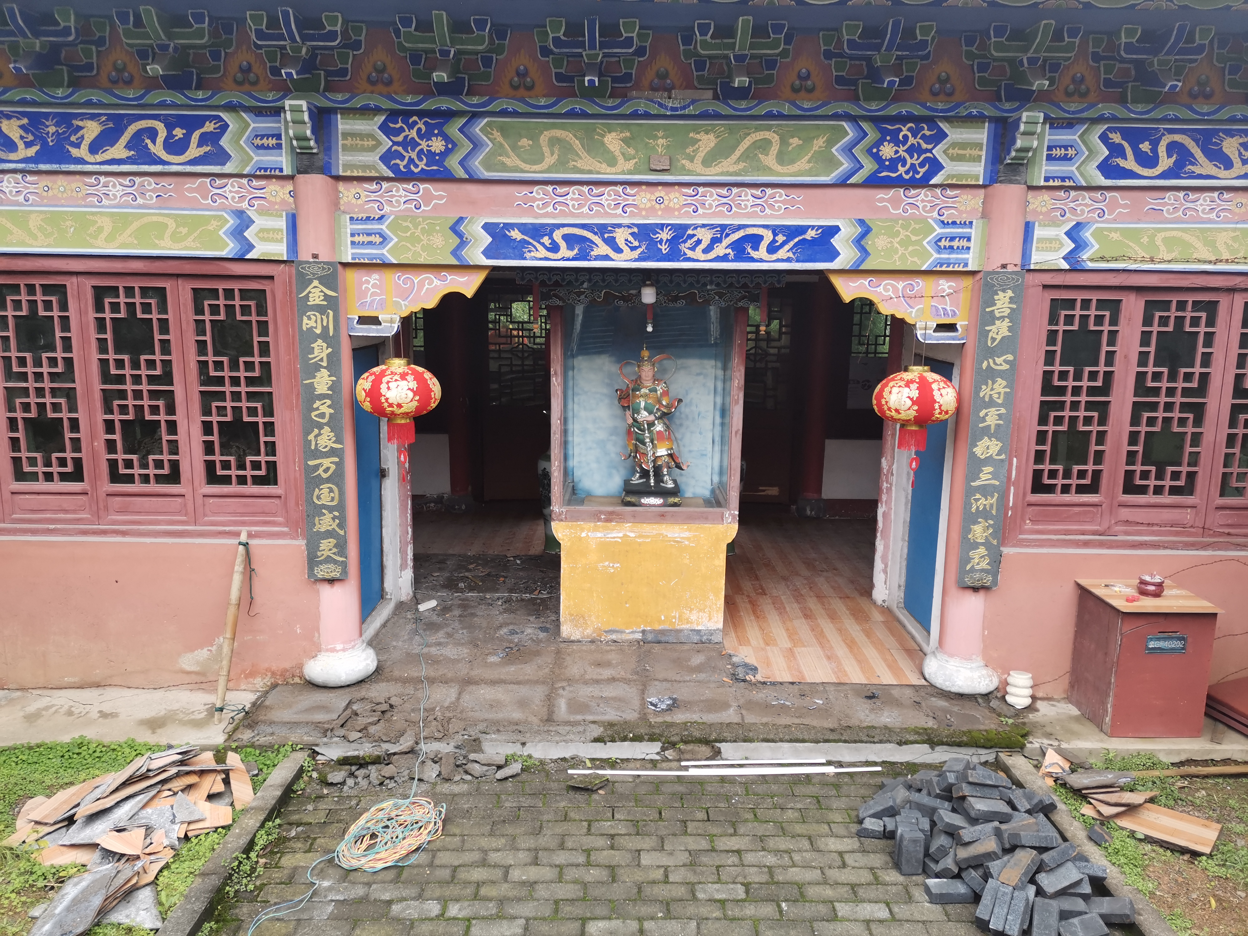 金汇彩天王殿铺设地砖及牌匾贴金