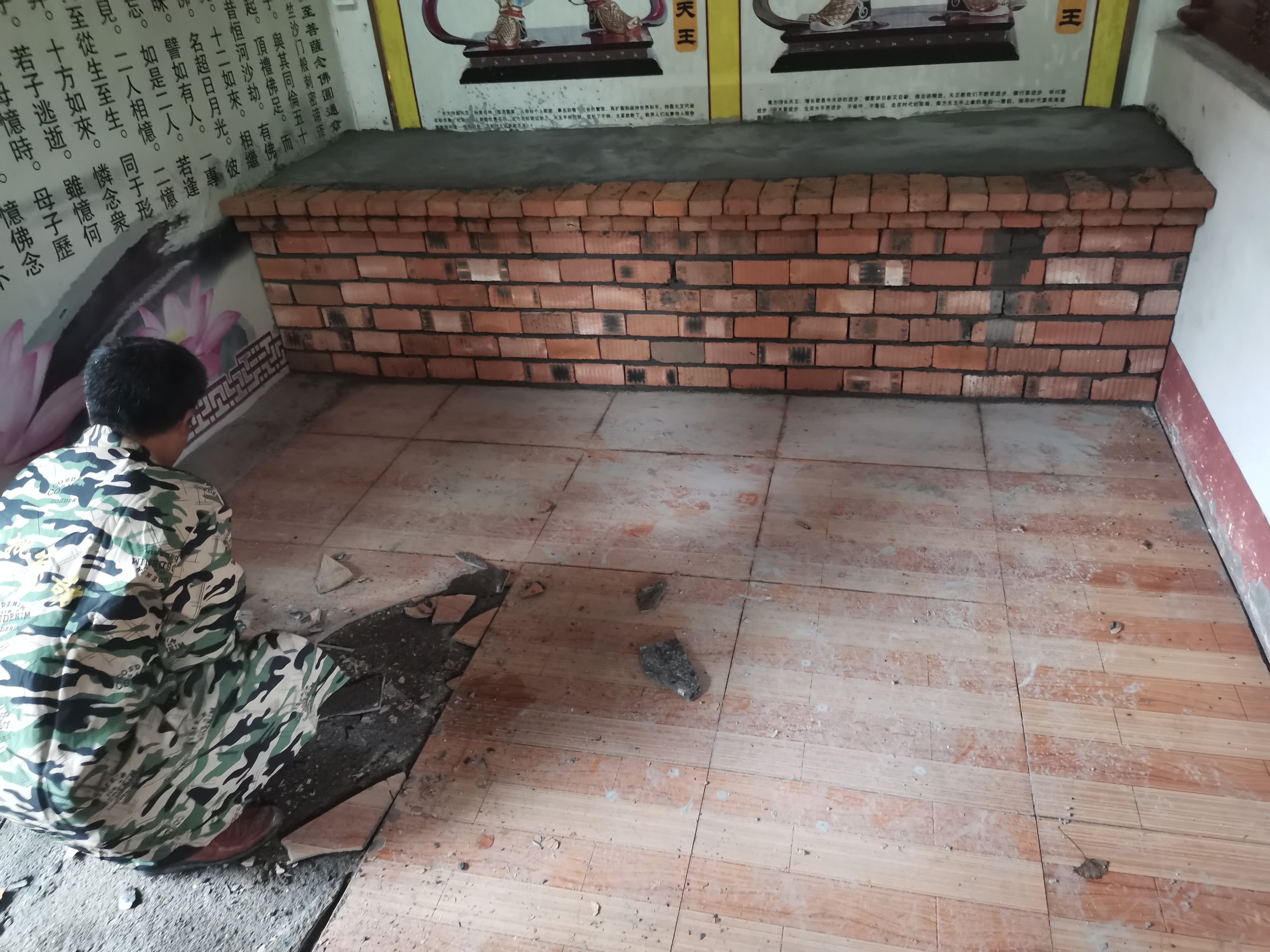 金汇彩天王殿铺设地砖及牌匾贴金